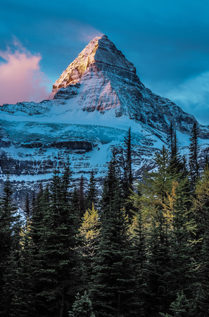 The gorgeous Matterhorn of the Rockies rises over the surrounding area like a king.