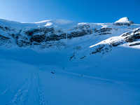 The classic shot of a skier approaching the final slopes to the Bow Hut which is somewhere at center-right in the sunshine.