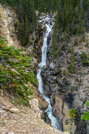 A very impressive waterfall at the beginning of the trail.