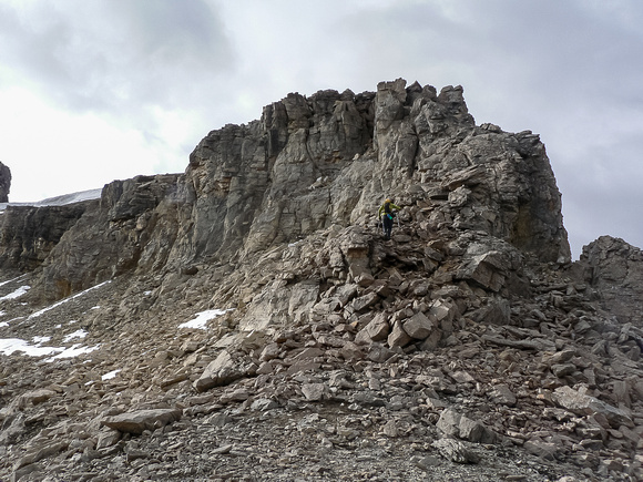 The fun scrambling terrain under the summit on the NW ridge.