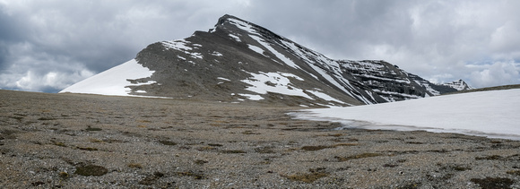 The plateau leads to the final 400 meter of ascent and the NE ridge of Baril.